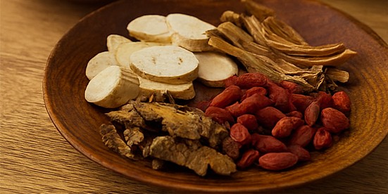 木の温もりを感じる店内の写真